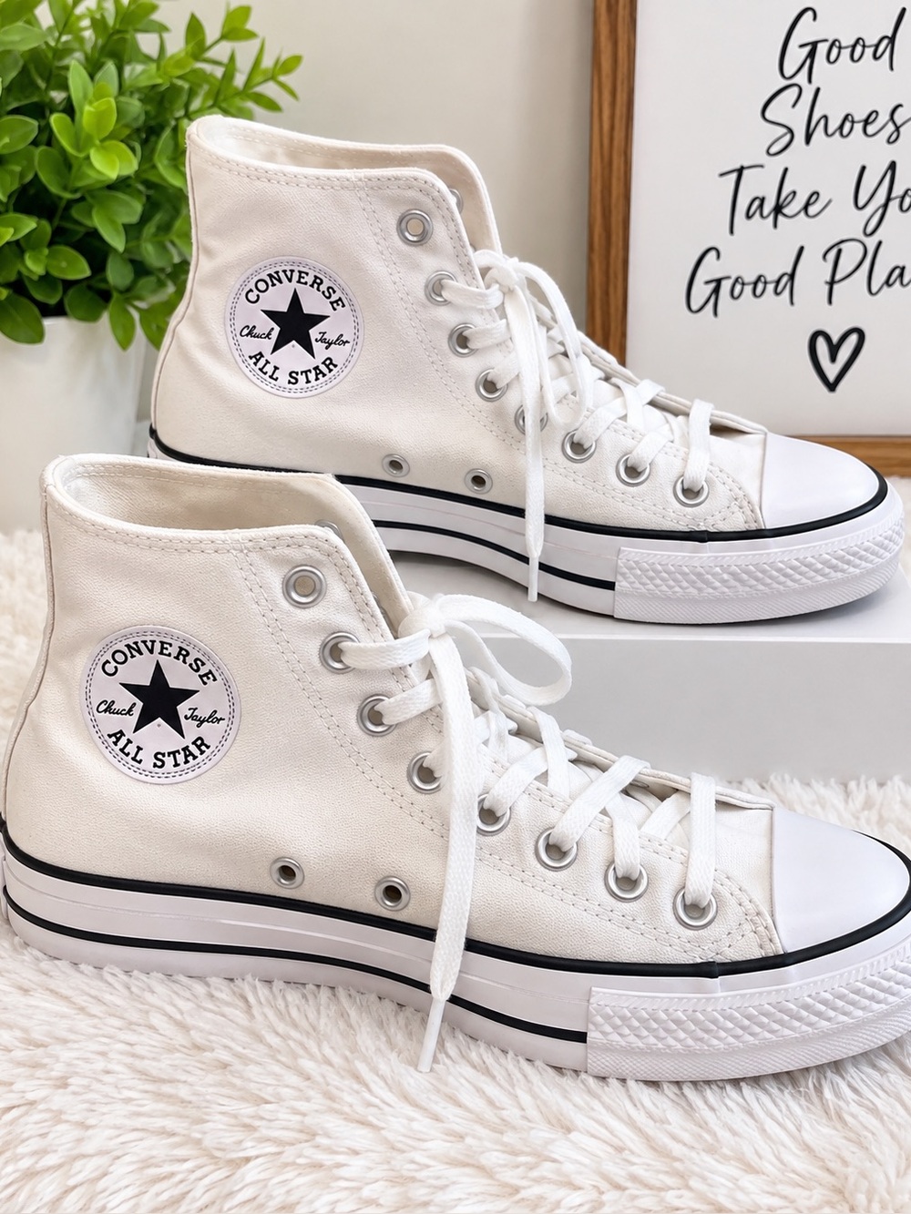 Converse Women High Top chuck Sneakers - White